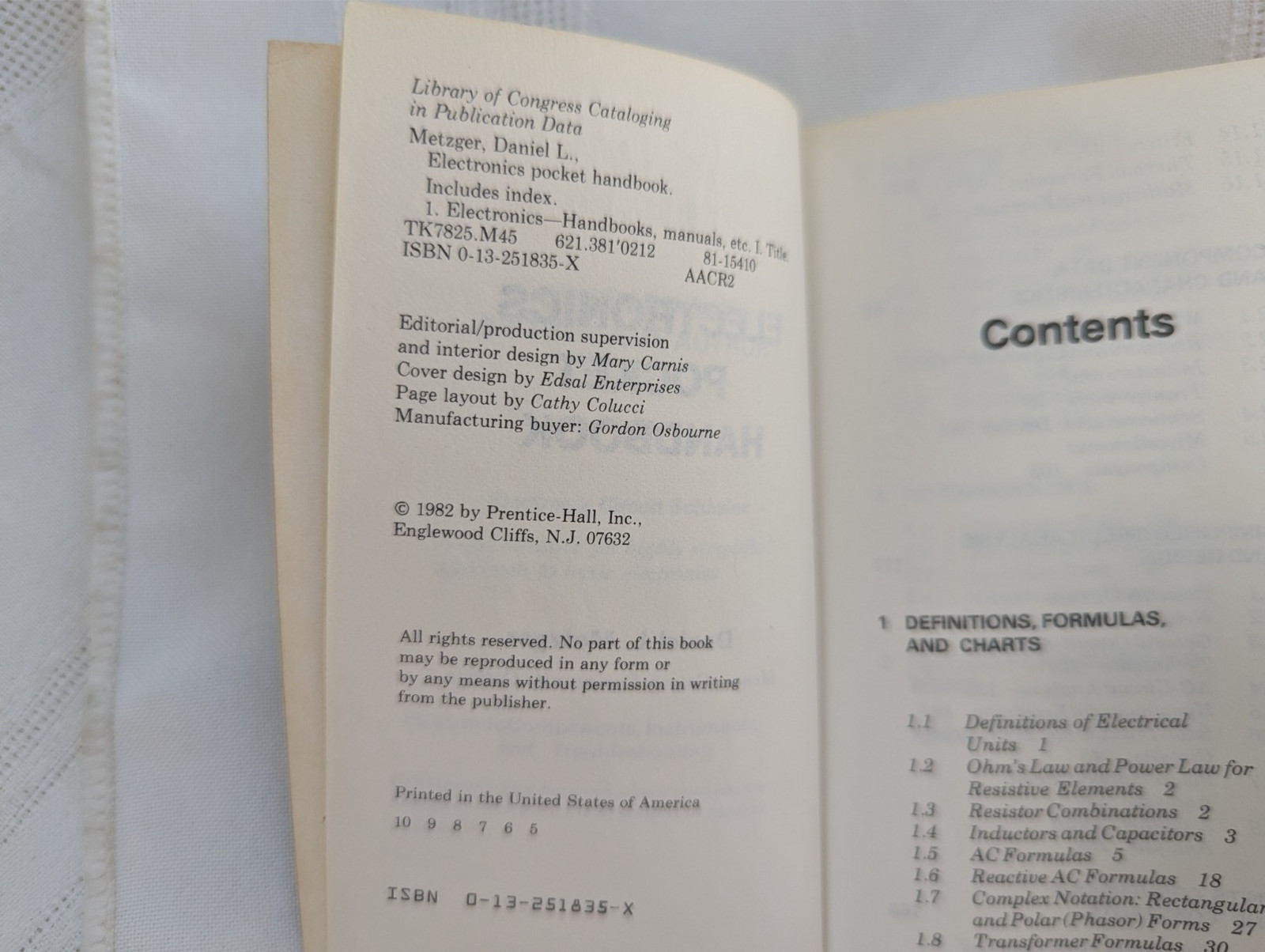 Lot 2 Electronic Pocket Book & Vest Reference Book Metzger & Thomas 1982 1969