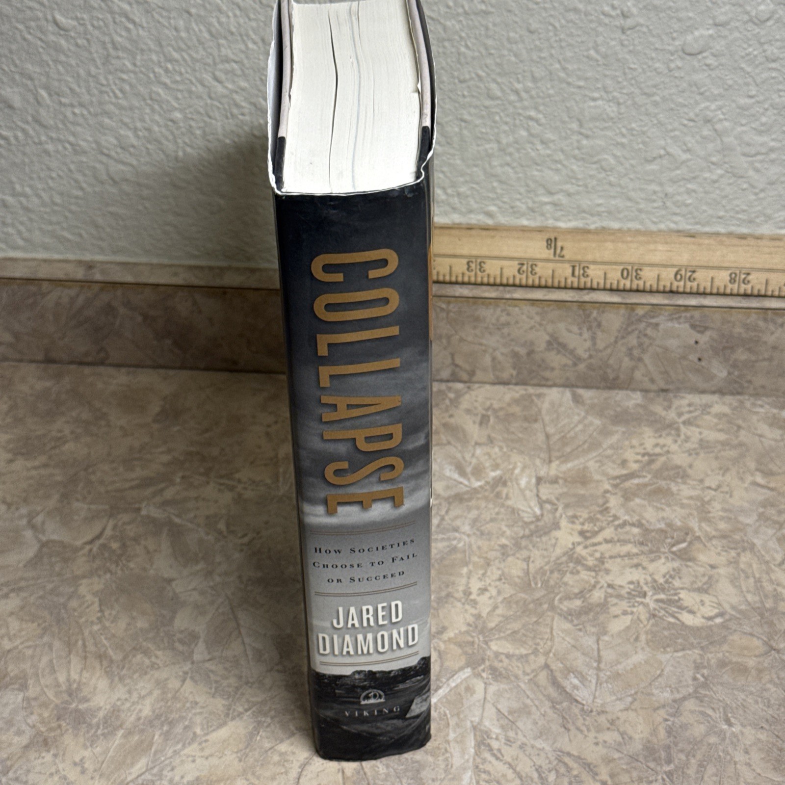 SIGNED Collapse : How Societies Choose to Fail or Succeed – Jared M. Diamond