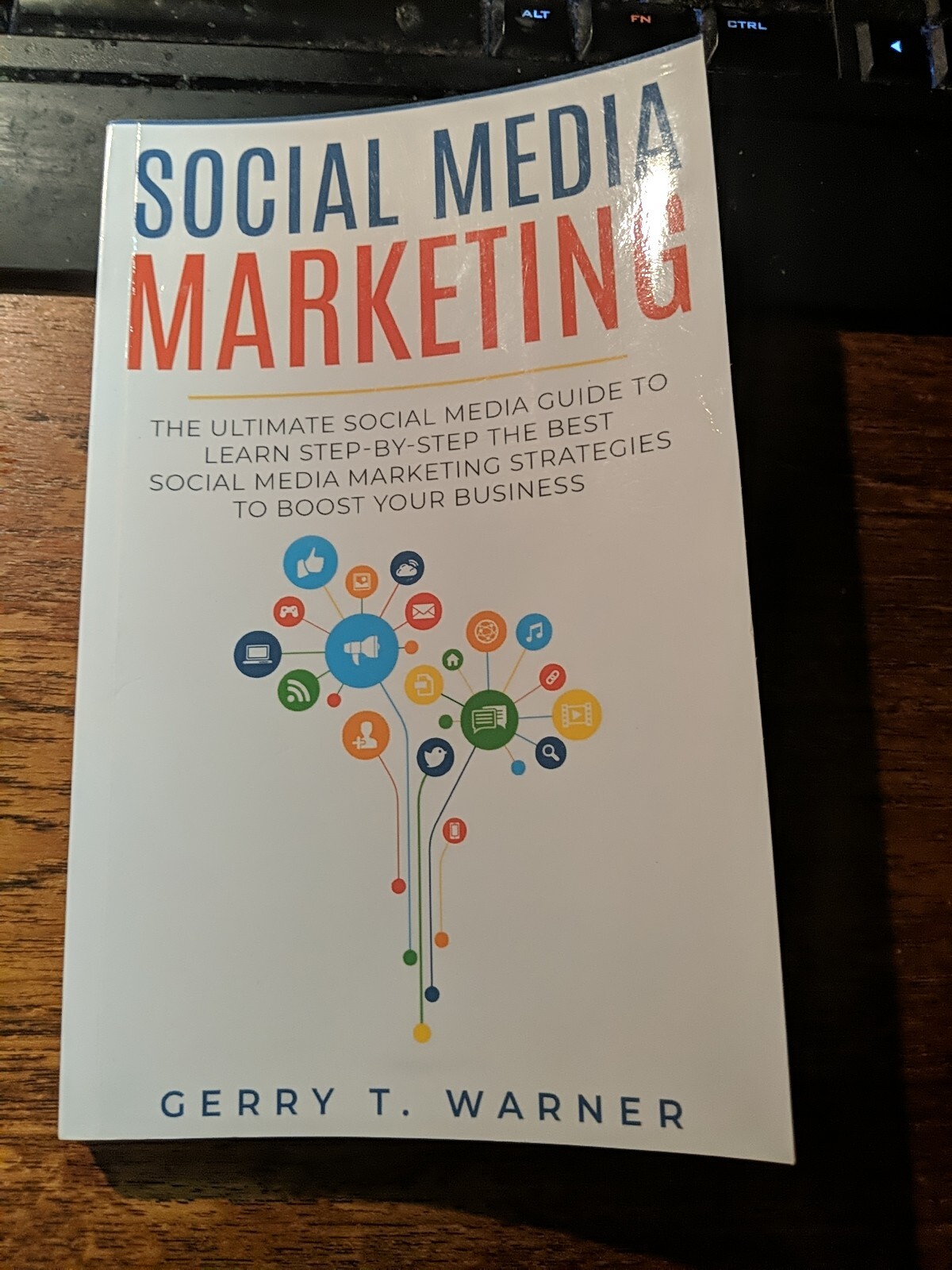 SOCIAL MEDIA MARKETING: ULTIMATE GUIDE TO LEARN *Pristine Cond* Gerry T. Warner